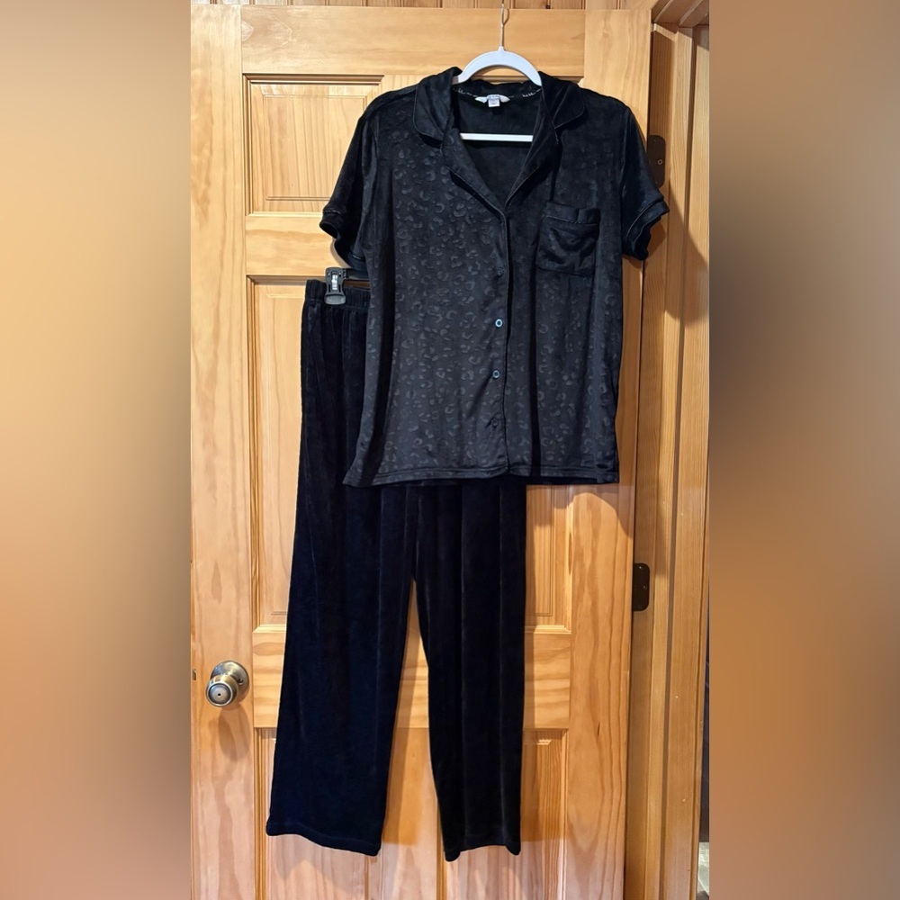 Nicole Miller New York velvet/velour debossed leopard spot PJ set size L